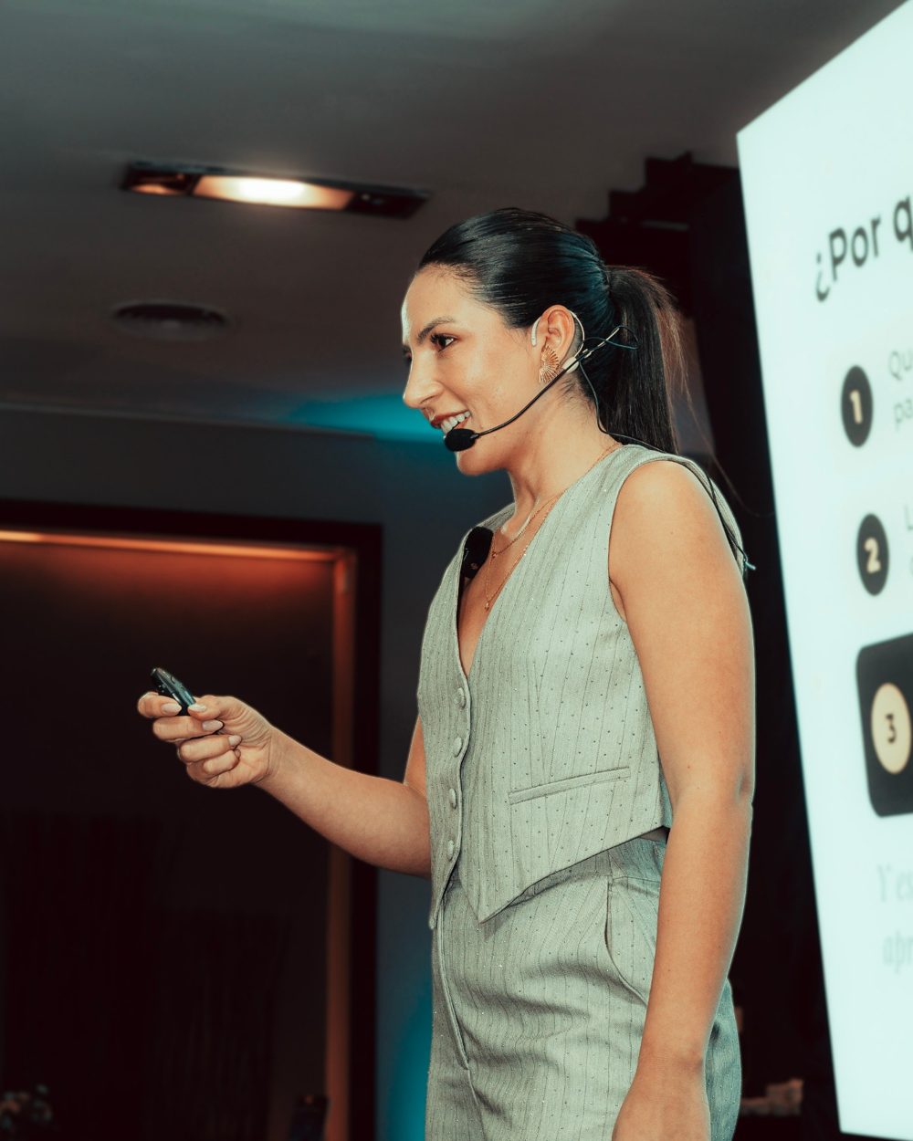 Clara Pérez dando una conferencia