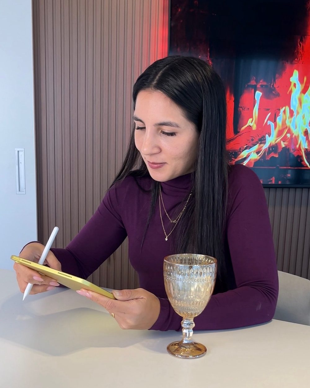 Clara Pérez trabajando en su contenido