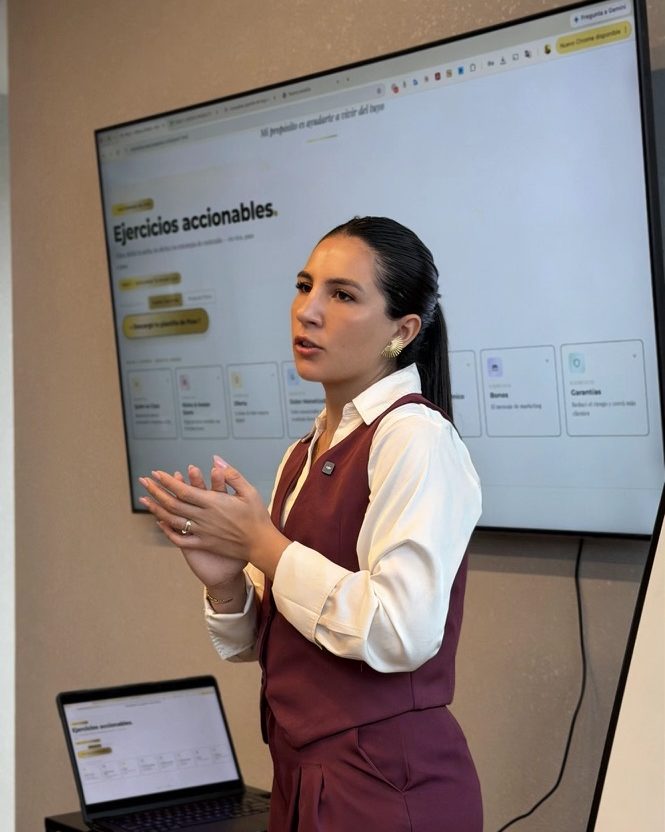 Clara Pérez explicando las apps de Clarity frente a una pantalla