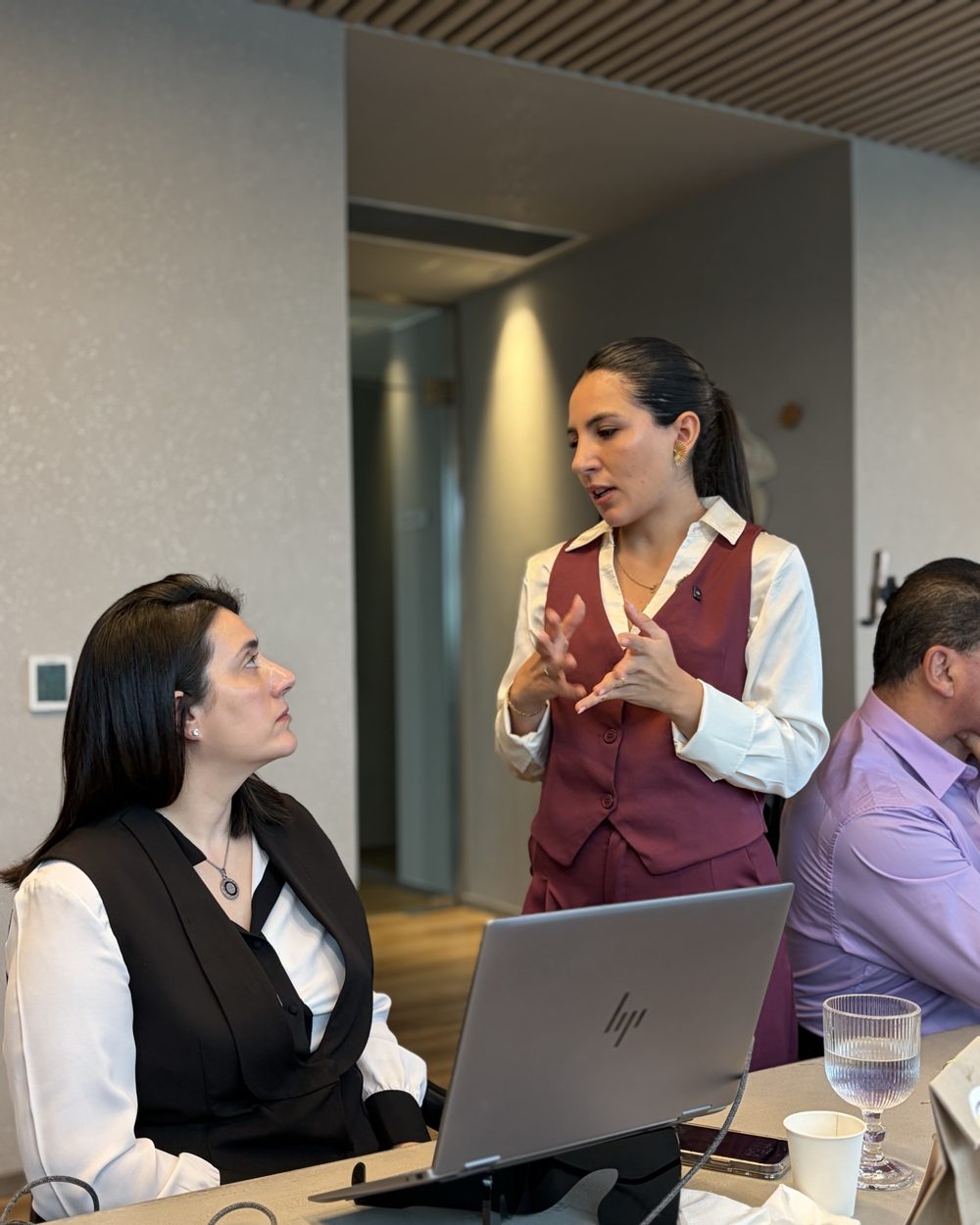 Clara Pérez acompañando a una alumna