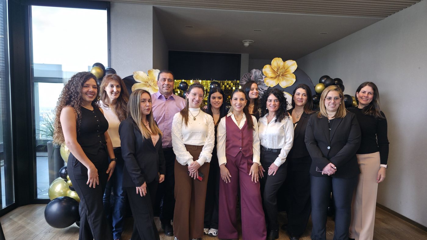 Foto grupal del mastermind presencial de High Ticket Clarity